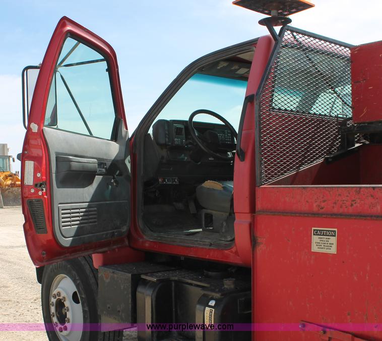 image for item F2941 1995 GMC TopKick pothole patch truck