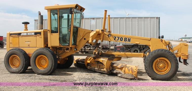 image for item F2944 1993 John Deere 770BH articulated motor grader
