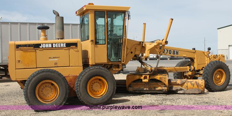 image for item F2944 1993 John Deere 770BH articulated motor grader