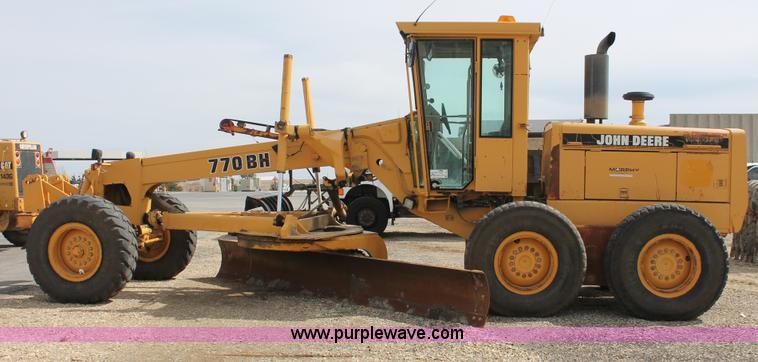 image for item F2944 1993 John Deere 770BH articulated motor grader