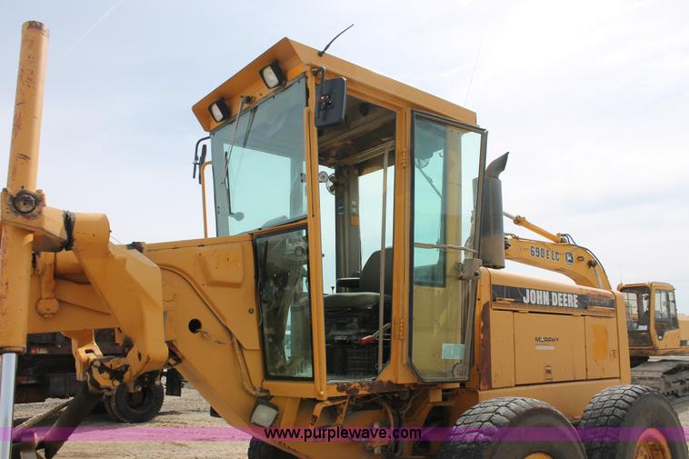 image for item F2944 1993 John Deere 770BH articulated motor grader