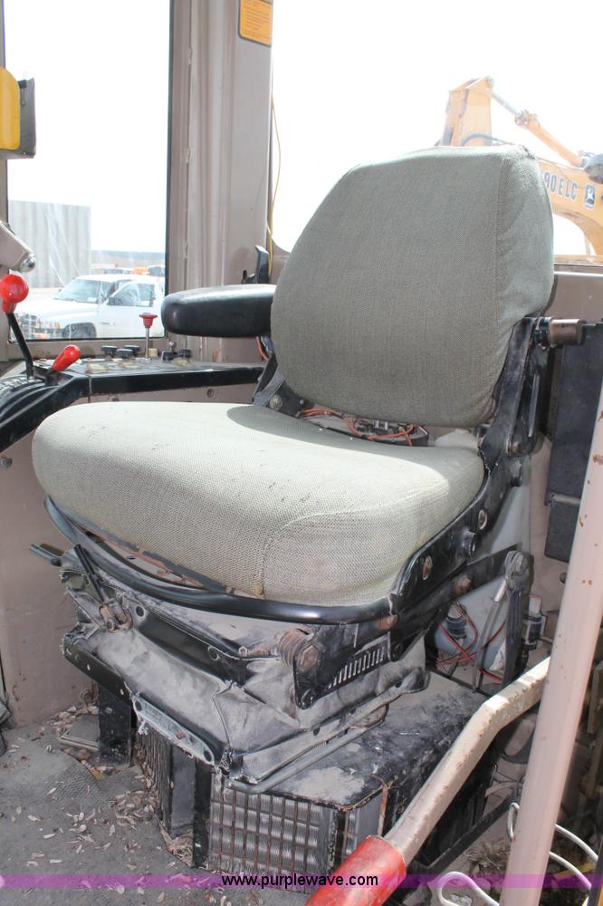 image for item F2944 1993 John Deere 770BH articulated motor grader