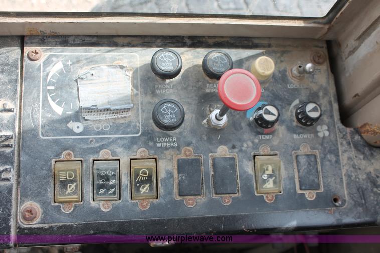 image for item F2944 1993 John Deere 770BH articulated motor grader