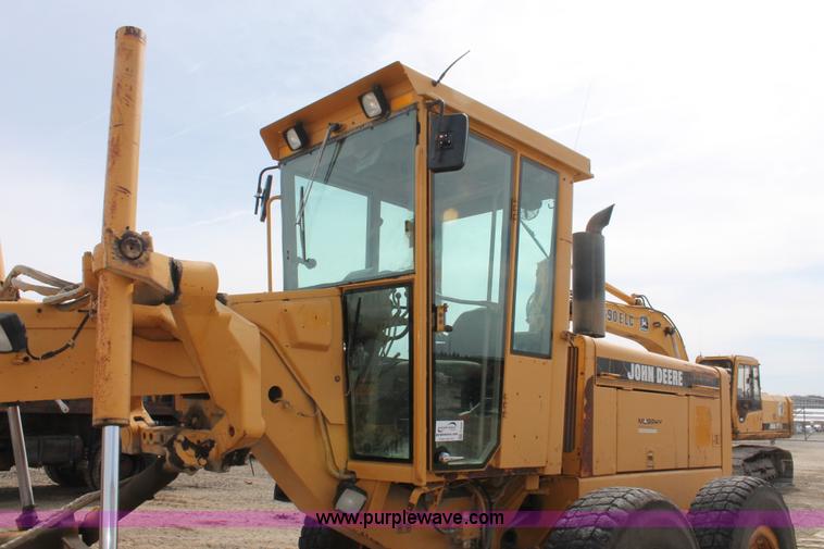 image for item F2944 1993 John Deere 770BH articulated motor grader