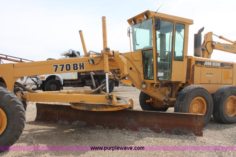 image for item F2944 1993 John Deere 770BH articulated motor grader