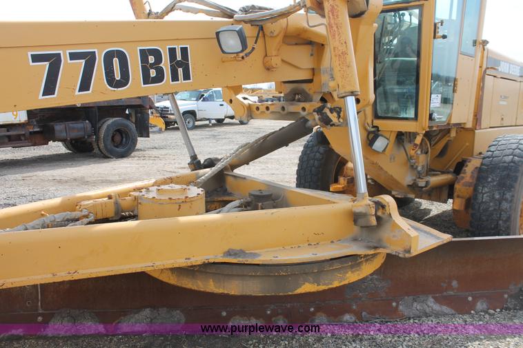 image for item F2944 1993 John Deere 770BH articulated motor grader