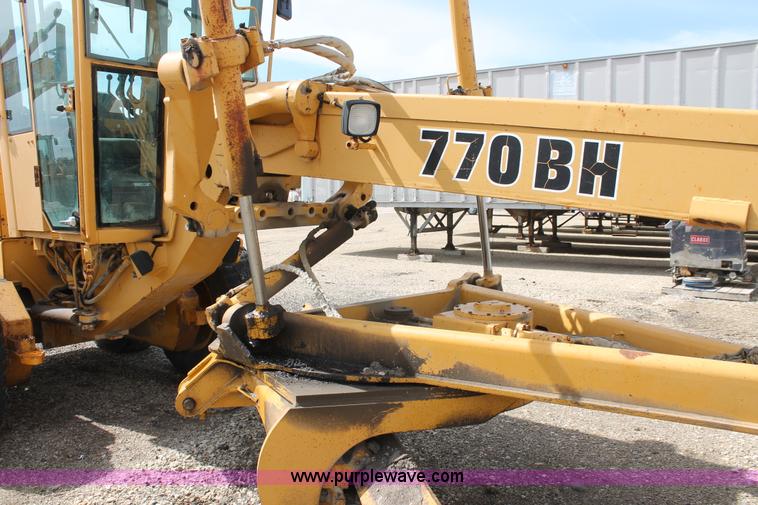 image for item F2944 1993 John Deere 770BH articulated motor grader