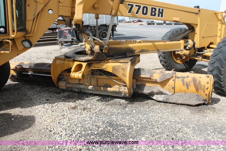 image for item F2944 1993 John Deere 770BH articulated motor grader