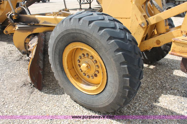 image for item F2944 1993 John Deere 770BH articulated motor grader