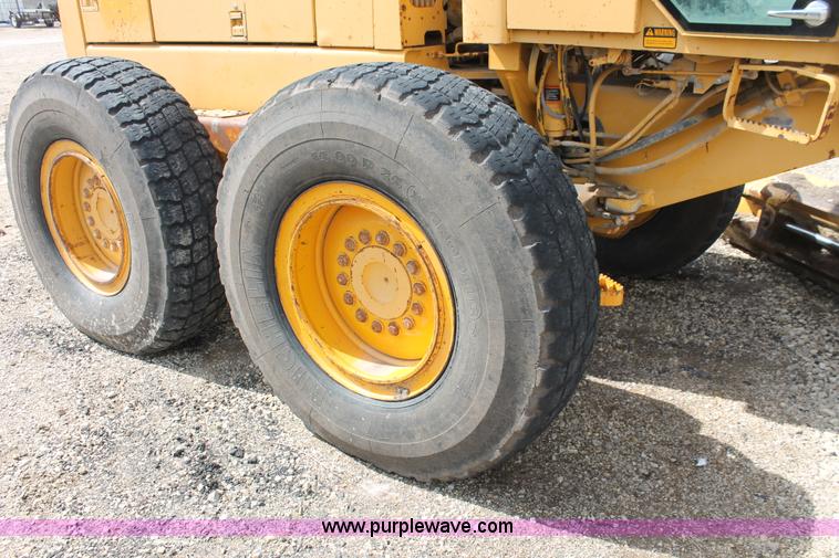 image for item F2944 1993 John Deere 770BH articulated motor grader