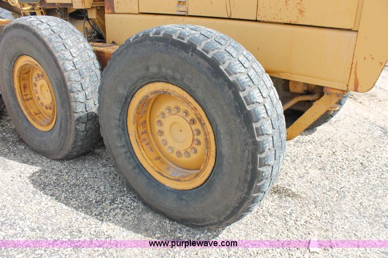 image for item F2944 1993 John Deere 770BH articulated motor grader