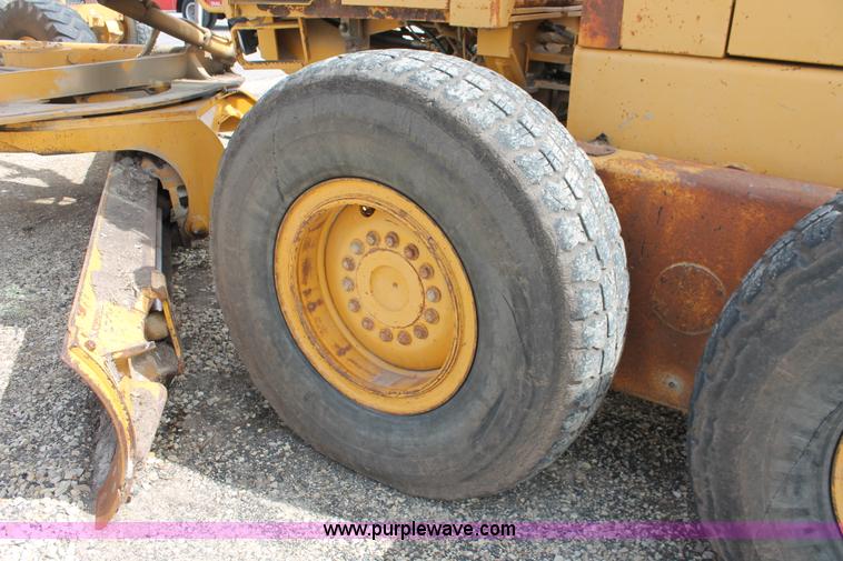 image for item F2944 1993 John Deere 770BH articulated motor grader