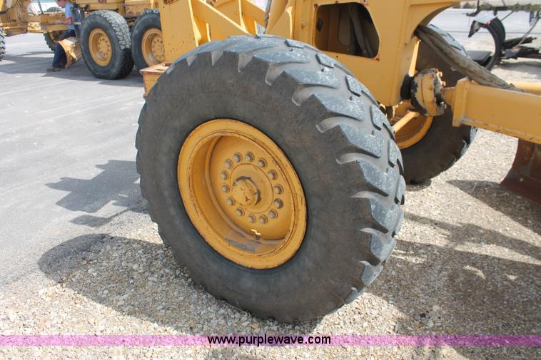 image for item F2944 1993 John Deere 770BH articulated motor grader