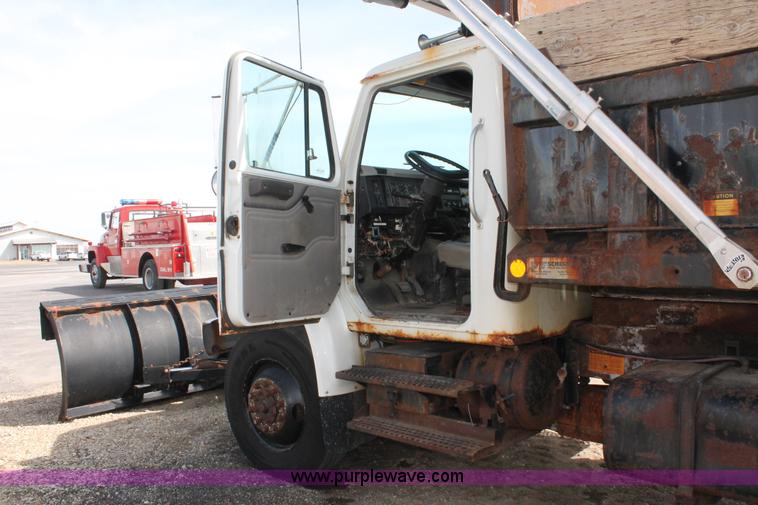 image for item F2946 1997 International 4800 dump truck