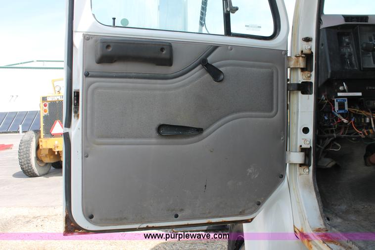 image for item F2946 1997 International 4800 dump truck