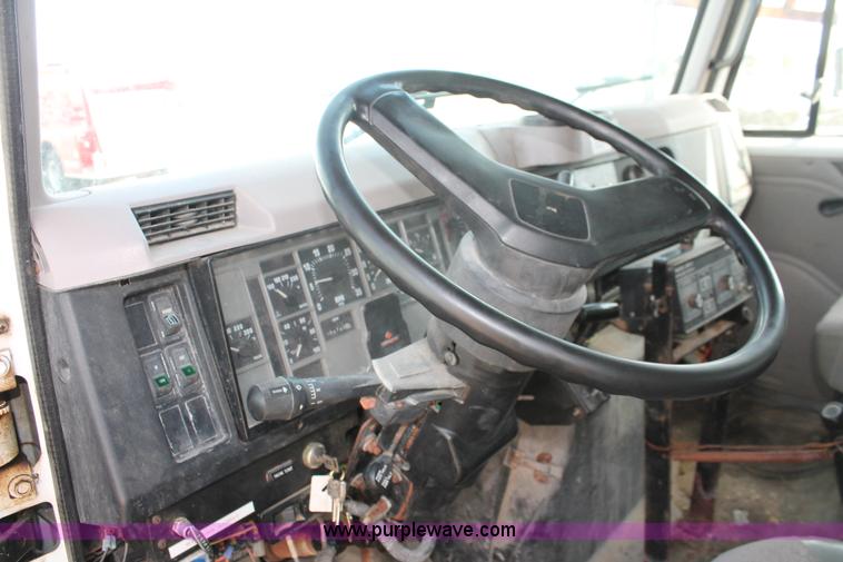 image for item F2946 1997 International 4800 dump truck