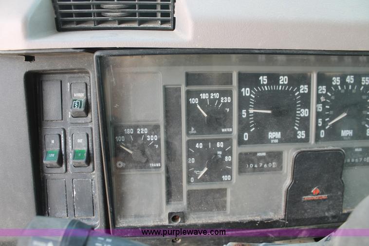 image for item F2946 1997 International 4800 dump truck