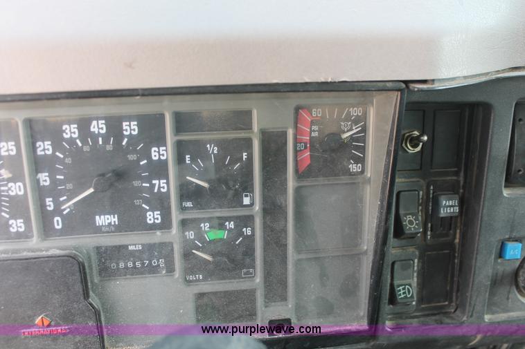 image for item F2946 1997 International 4800 dump truck