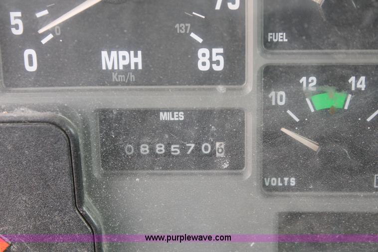 image for item F2946 1997 International 4800 dump truck