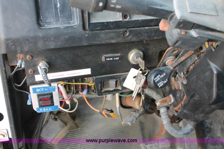 image for item F2946 1997 International 4800 dump truck