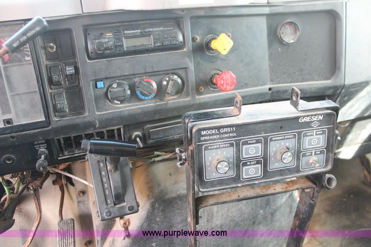 image for item F2946 1997 International 4800 dump truck