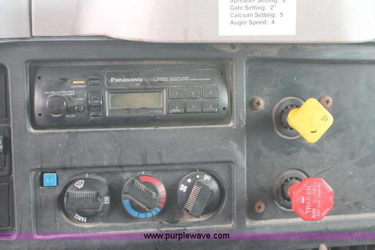 image for item F2946 1997 International 4800 dump truck