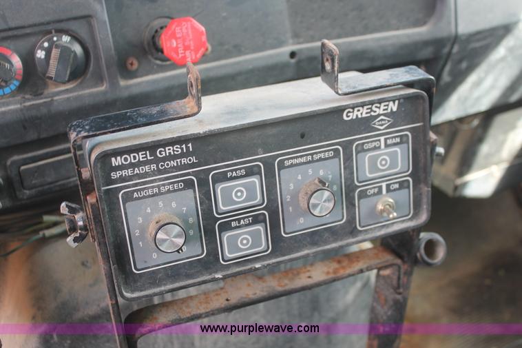 image for item F2946 1997 International 4800 dump truck