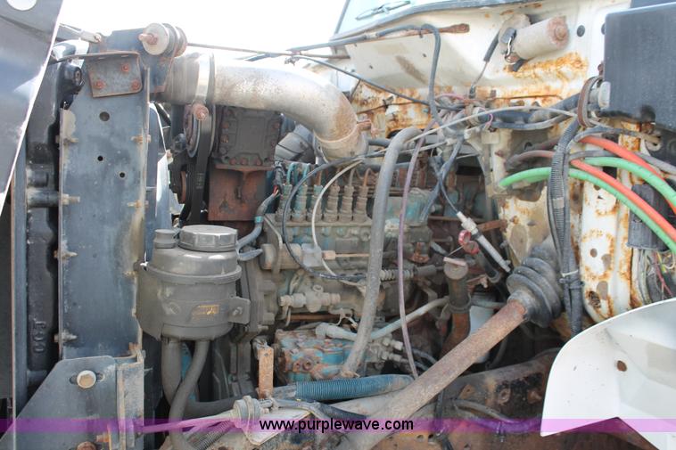 image for item F2946 1997 International 4800 dump truck