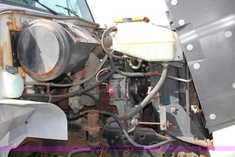 image for item F2946 1997 International 4800 dump truck