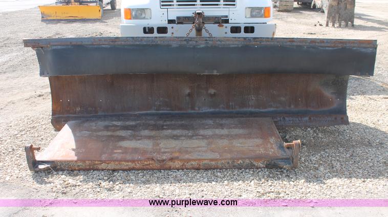 image for item F2946 1997 International 4800 dump truck