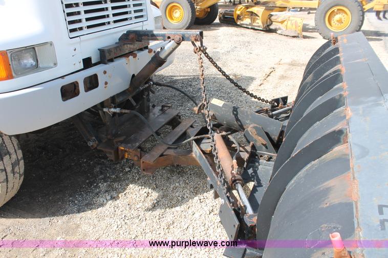 image for item F2946 1997 International 4800 dump truck