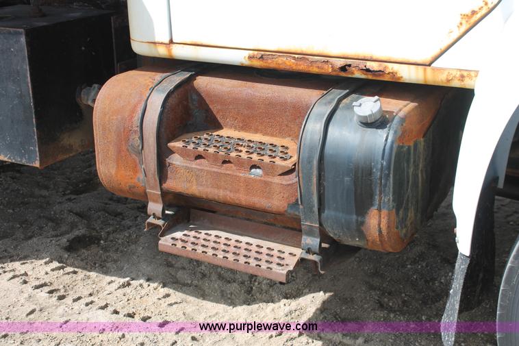 image for item F2946 1997 International 4800 dump truck