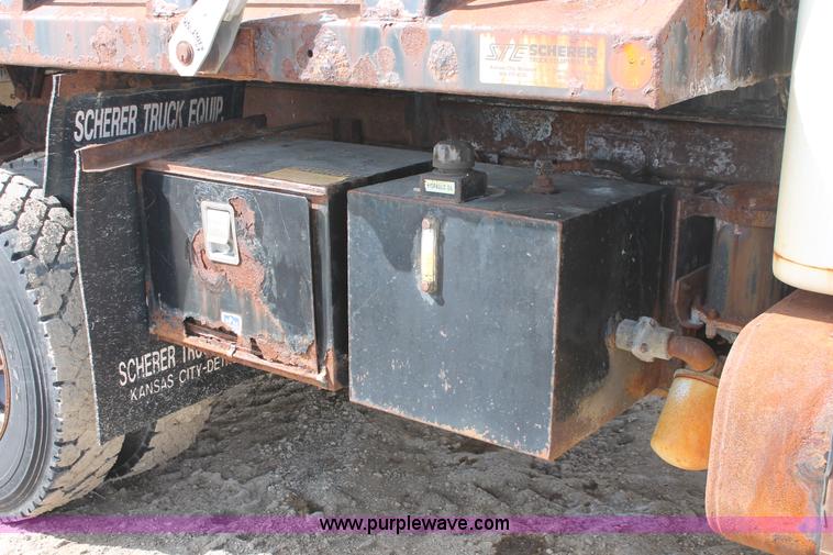 image for item F2946 1997 International 4800 dump truck