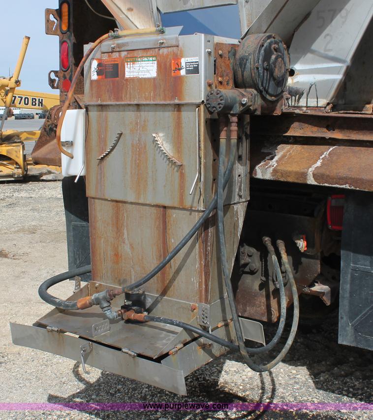 image for item F2946 1997 International 4800 dump truck