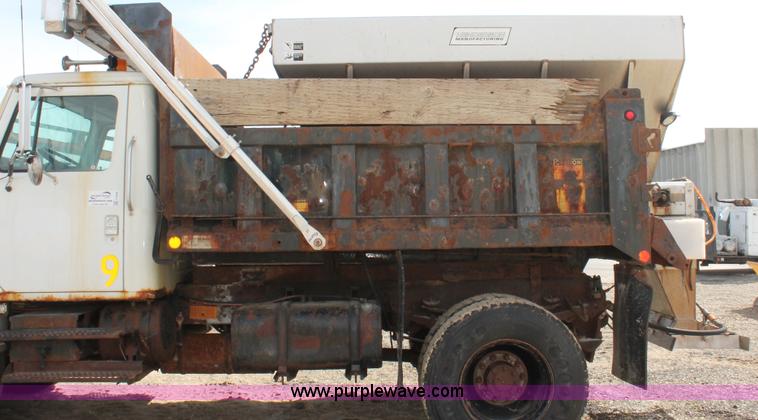 image for item F2946 1997 International 4800 dump truck