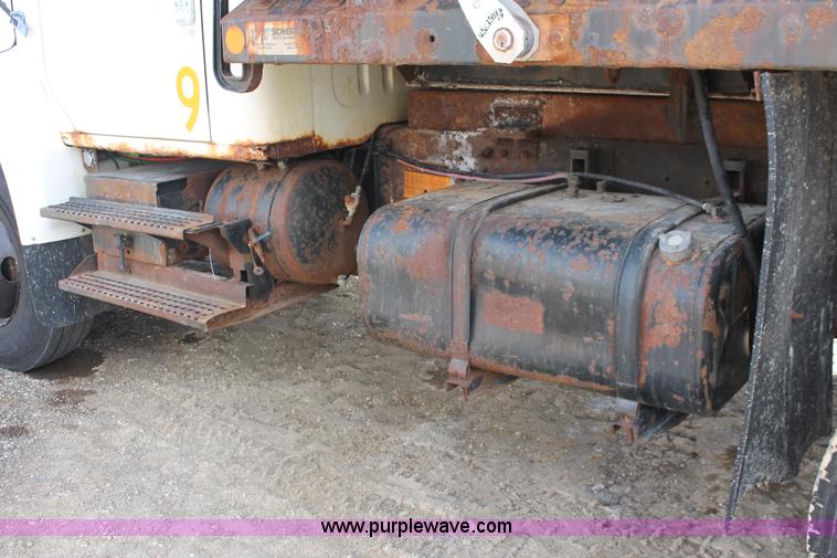 image for item F2946 1997 International 4800 dump truck