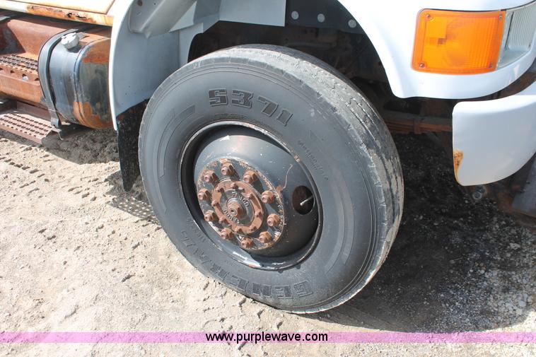 image for item F2946 1997 International 4800 dump truck