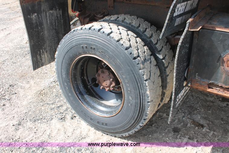 image for item F2946 1997 International 4800 dump truck