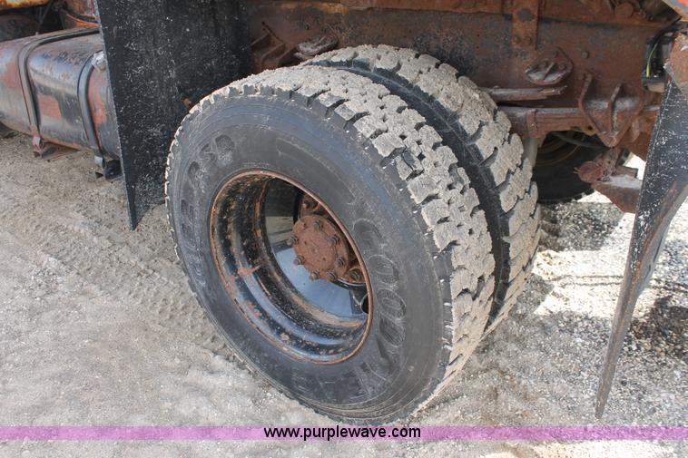 image for item F2946 1997 International 4800 dump truck