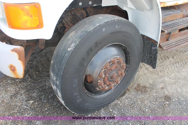 image for item F2946 1997 International 4800 dump truck