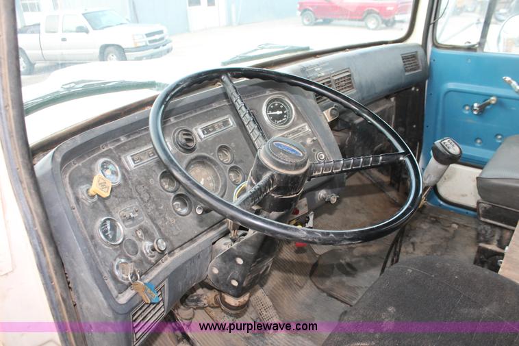 image for item F2952 1989 Ford L8000 crane truck