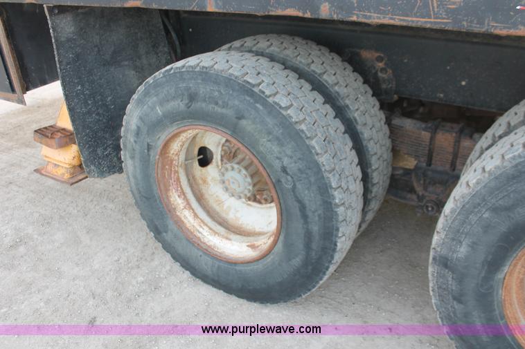 image for item F2952 1989 Ford L8000 crane truck