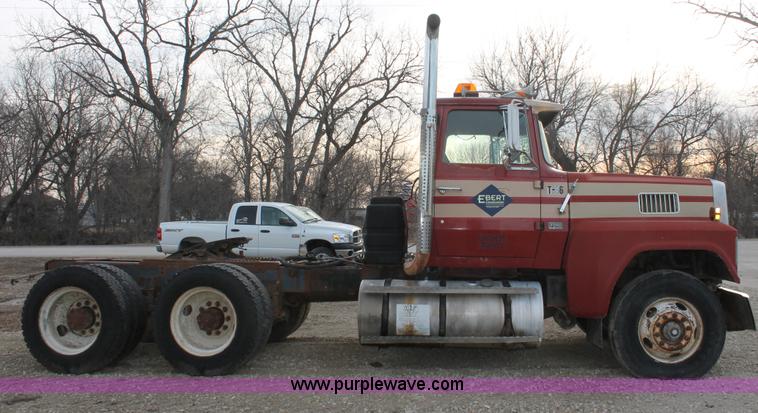 image for item F2953 1987 Ford LTL9000 semi truck