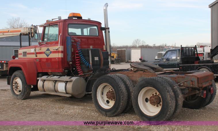 image for item F2953 1987 Ford LTL9000 semi truck