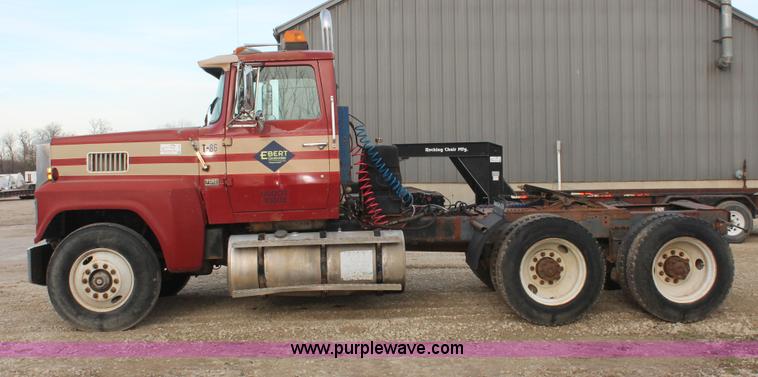 image for item F2953 1987 Ford LTL9000 semi truck