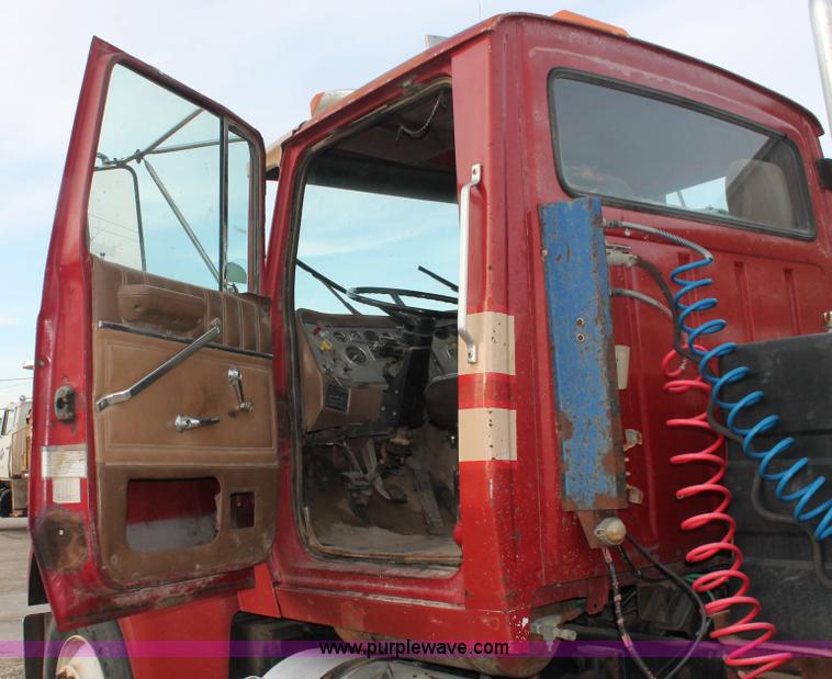 image for item F2953 1987 Ford LTL9000 semi truck