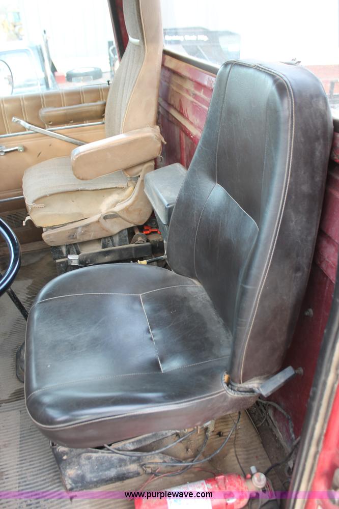 image for item F2953 1987 Ford LTL9000 semi truck