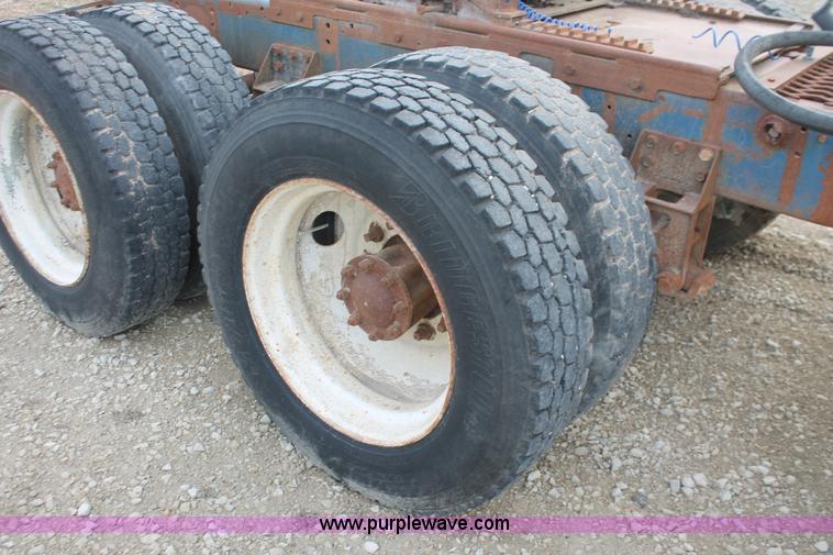 image for item F2953 1987 Ford LTL9000 semi truck