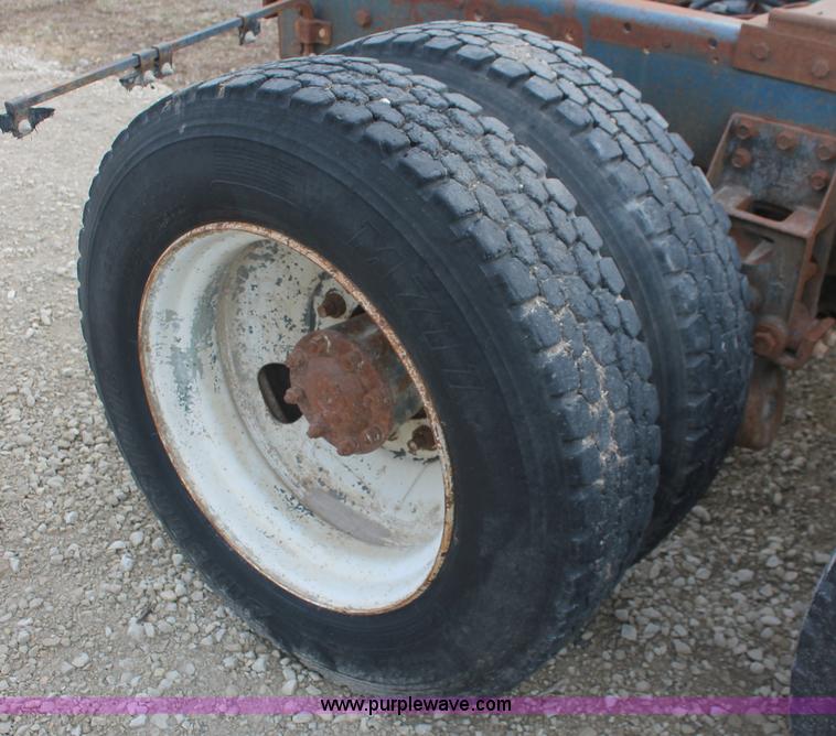 image for item F2953 1987 Ford LTL9000 semi truck