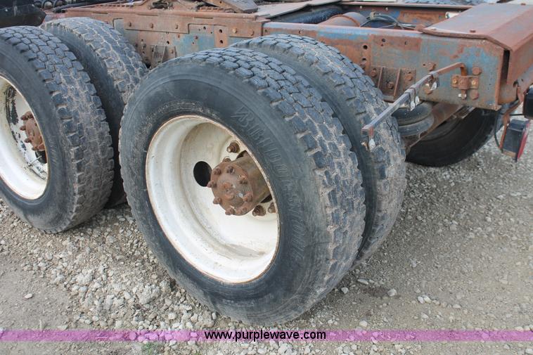 image for item F2953 1987 Ford LTL9000 semi truck